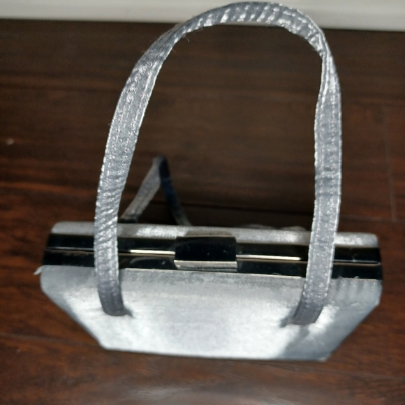 Silver-gray satin hand bag with shoulder strap - Picture 3 of 6